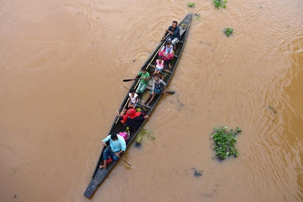 Flood-affected villagers are transported by boat to safety at Kachua village in Nagaon district, in the northeastern state of Assam. REUTERS/